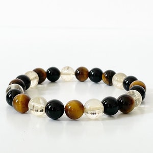 Op de afbeelding: Een armband gemaakt met tijgeroog, helder kwarts en zwarte onyx kralen.