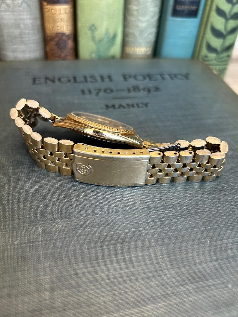 Vintage 1980s Cyma quartz watch with gold plated case and original bracelet. Just Serviced, Running and working great. Fresh battery.