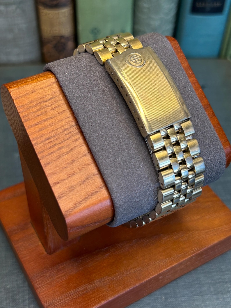 Vintage 1980s Cyma quartz watch with gold plated case and original bracelet. Just Serviced, Running and working great. Fresh battery.