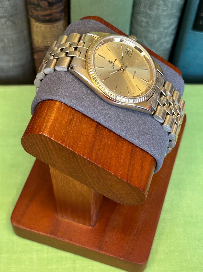 Vintage 1980s Cyma quartz watch with gold plated case and original bracelet. Just Serviced, Running and working great. Fresh battery.
