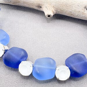 Collier bleu marine avec pépites de verre de mer, strass mats, monture ...