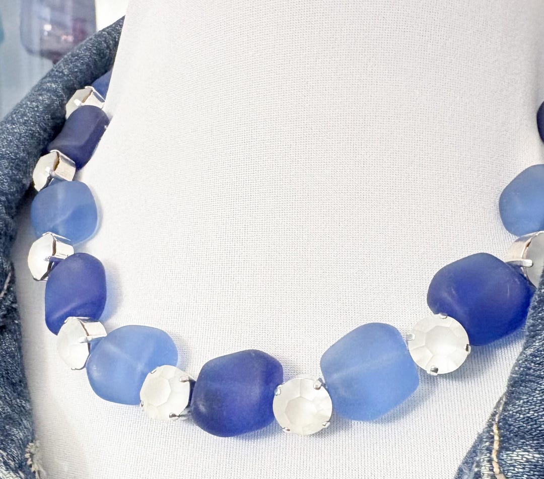 Collier bleu marine avec pépites de verre de mer, strass mats, monture ...