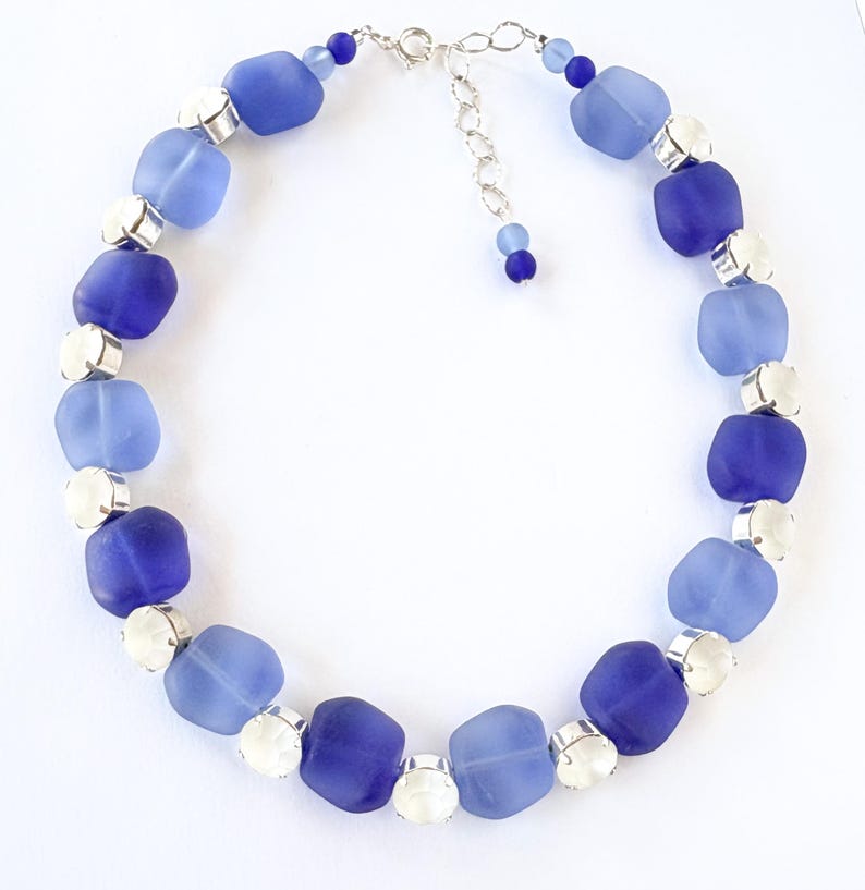 Collier bleu marine avec pépites de verre de mer, strass mats, monture ...