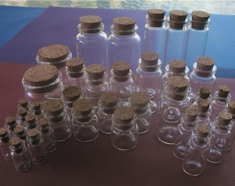 Doos O' Bitty-flessen. 37 kleine lege doorzichtige kurkflessen. Kleine glazen flessen. Assortiment van doorzichtige flesjes potten. Potten bulk. Glazen flesje kurk.