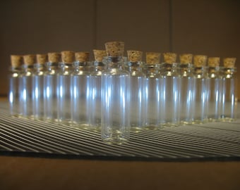 100 petites bouteilles en verre de 1,8 ml avec bouchons. Bouteilles mordantes. Pots vides avec dessus en liège. Petites découvertes d’artisanat et de bijoux miniatures de bricolage.