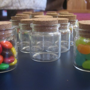 10 Bitty-flessen van 20 ml. Bulkflessen. Glazen flessen met kurk. Decoratieve glazen potten. Lege glazen flesjes. Doorzichtige potten. Miniflessen.