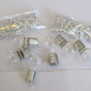 10 frascos con tapa de metal. Colgantes para collares. Frascos en miniatura con forma redonda. Colgantes con forma de bola de vidrio. Frascos de vidrio con tapas de metal. Frascos diminutos.