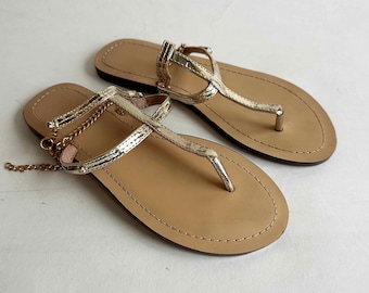 The Golden Hour Sandals Vintage 2000s Thong Strap Shoes Womens Accessories Gold Patent Leather Chain Strap US7 UK4.5 EU37.5 JP23 KOR241