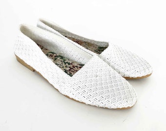 The Cali Girl Crochet Vintage 80s Flats Shoes White Cotton Crochet Slip Ons Womens 7 1/2 Summer Shoes Ballet Shoes