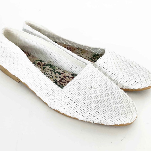 The Cali Girl Crochet Vintage 80s Flats Shoes White Cotton Crochet Slip Ons Womens 7 1/2 Summer Shoes Ballet Shoes
