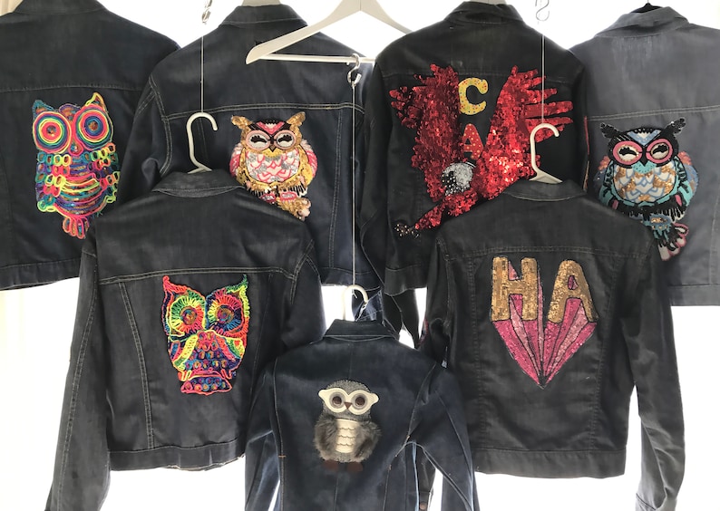 Peut inclure: Sept vestes en jean avec des patchs brod&eacute;s d'hiboux color&eacute;s au dos. Les patchs pr&eacute;sentent diff&eacute;rentes couleurs, motifs et designs. Certaines vestes ont des embellissements suppl&eacute;mentaires, tels que des paillettes et des paillettes.