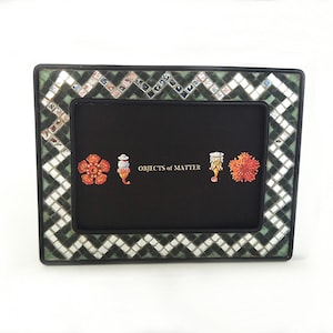 Marco de fotos marroquí con mosaico espejado vintage de los años 70, diseño de chevron en zigzag, hierro forjado negro, estilo bohemio.