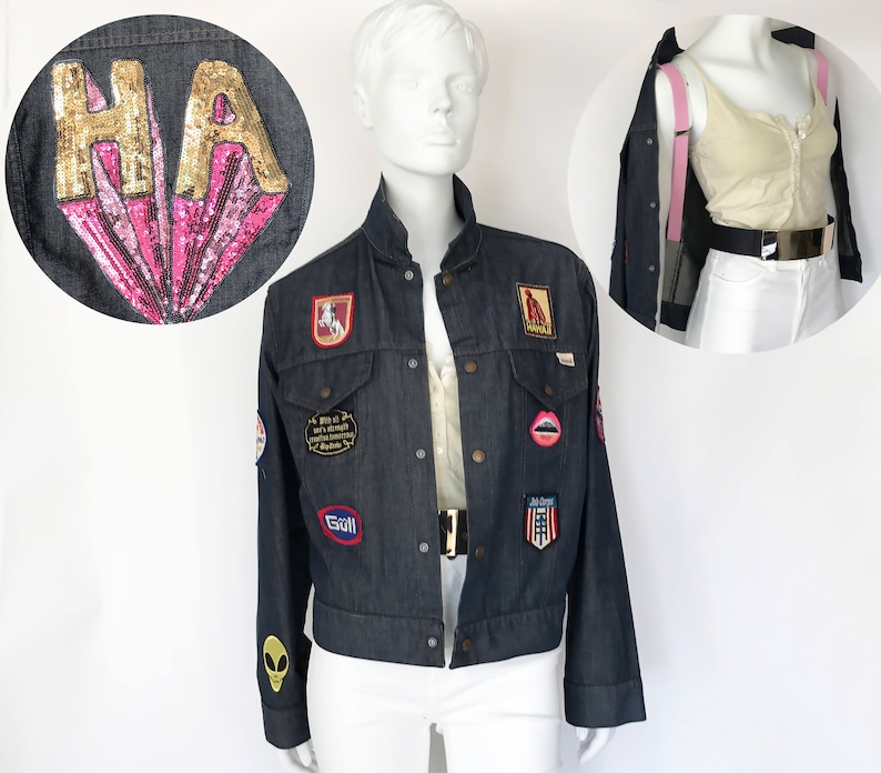 Peut inclure: Une veste en jean bleu fonc&eacute; avec divers patchs, dont un patch paillet&eacute; qui dit "HA", un patch rouge avec un cheval, un patch rouge avec un motif de l&egrave;vres, un patch bleu avec un logo "Goll" et un patch rouge, blanc et bleu avec un motif d'&eacute;toile.
