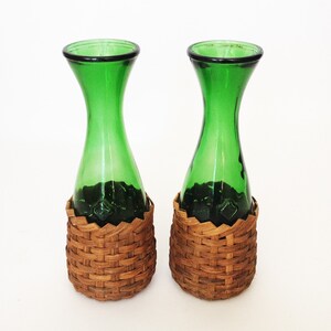 The Bottle Green Acres Vintage Glass Carafes w/ Wicker Bottoms Set of 2 Tall Water Pitcher, Serving, Glassware: Home Décor, Kitchen Ware