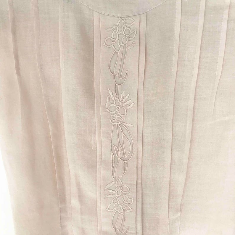 The Blush x Roses Vintage 80s Linen Blouse Pleated Fitted Embroidered Button Back Pale Pink Floral Cap Sleeve Shirt Top image 3