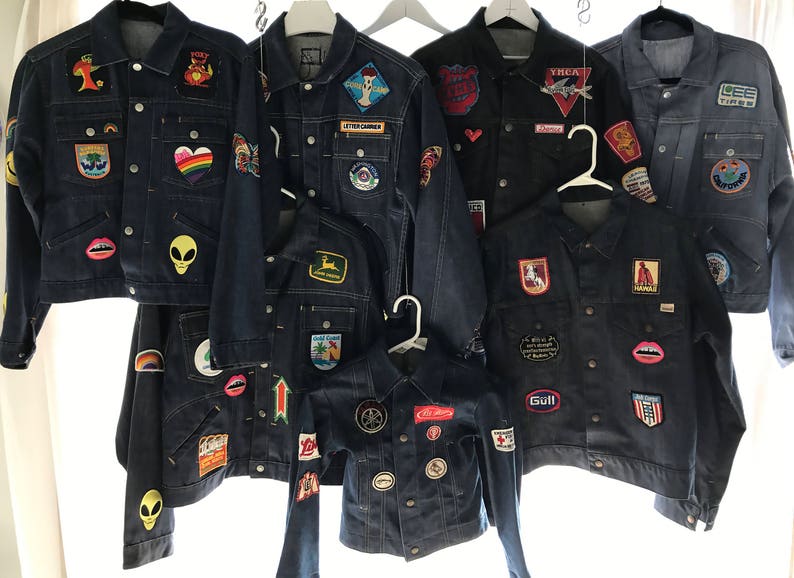 Peut inclure: Une collection de dix vestes en jean avec diff&eacute;rents patchs et motifs. Les vestes sont toutes de couleurs et de styles diff&eacute;rents, certaines ont des patchs brod&eacute;s, tandis que d'autres ont des patchs thermocollants. Les vestes sont toutes en bon &eacute;tat et seraient un excellent ajout &agrave; toute garde-robe.