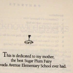 Puede incluir: Una ilustraci&oacute;n en blanco y negro de una palmera en una peque&ntilde;a isla. El texto debajo dice "Esto est&aacute; dedicado a mi madre, la mejor Hada de Caramelo de la Escuela Primaria de la Avenida Nevada de todos los tiempos."