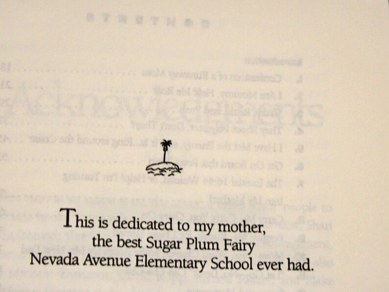 Puede incluir: Una ilustraci&oacute;n en blanco y negro de una palmera en una peque&ntilde;a isla. El texto debajo dice "Esto est&aacute; dedicado a mi madre, la mejor Hada de Caramelo de la Escuela Primaria de la Avenida Nevada de todos los tiempos."