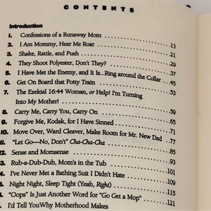 Puede incluir: Una portada de libro con el t&iacute;tulo "CONTENTS" y una lista de t&iacute;tulos de cap&iacute;tulos con n&uacute;meros de p&aacute;gina. Los t&iacute;tulos de los cap&iacute;tulos incluyen "Confessions of a Runaway Mom", "I Am Mommy, Hear Me Roar", "Shake, Rattle, and Push", "They Shoot Polyester, Don't They?", "I Have Met the Enemy, and It Is... Ring around the Collar", "Get On Board that Potty Train", "The Ezekial 16:44 Woman, or Help! I'm Turning Into My Mother!", "Carry Me, Carry You, Carry On", "Forgive Me, Kodak, for I Have Sinned", "Move Over, Ward Cleaver, Make Room for Mr. New Dad", "'Let Go-No, Don't' Cha-Cha-Cha", "Sense and Momsense", "Rub-a-Dub-Dub, Mom's in the Tub", "I've Never Met a Bathing Suit I Didn't Hate", "Night Night, Sleep Tight (Yeah, Right)", "'Oops' Is Just Another Word for 'Go Get a Mop'", and "I'd Tell You Why Motherhood Makes".
