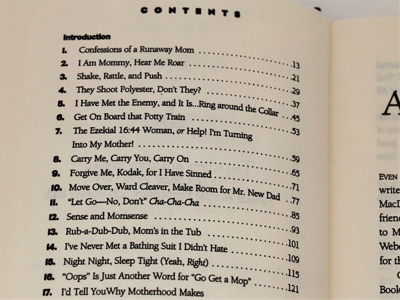 Puede incluir: Una portada de libro con el t&iacute;tulo "CONTENTS" y una lista de t&iacute;tulos de cap&iacute;tulos con n&uacute;meros de p&aacute;gina. Los t&iacute;tulos de los cap&iacute;tulos incluyen "Confessions of a Runaway Mom", "I Am Mommy, Hear Me Roar", "Shake, Rattle, and Push", "They Shoot Polyester, Don't They?", "I Have Met the Enemy, and It Is... Ring around the Collar", "Get On Board that Potty Train", "The Ezekial 16:44 Woman, or Help! I'm Turning Into My Mother!", "Carry Me, Carry You, Carry On", "Forgive Me, Kodak, for I Have Sinned", "Move Over, Ward Cleaver, Make Room for Mr. New Dad", "'Let Go-No, Don't' Cha-Cha-Cha", "Sense and Momsense", "Rub-a-Dub-Dub, Mom's in the Tub", "I've Never Met a Bathing Suit I Didn't Hate", "Night Night, Sleep Tight (Yeah, Right)", "'Oops' Is Just Another Word for 'Go Get a Mop'", and "I'd Tell You Why Motherhood Makes".