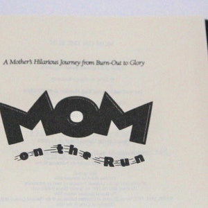 Puede incluir: Portada de libro con el t&iacute;tulo "MOM on the RUN" en blanco y negro. El t&iacute;tulo est&aacute; estilizado con la palabra "MOM" en letras grandes y negritas y las palabras "on the RUN" en letras m&aacute;s peque&ntilde;as debajo. El subt&iacute;tulo es "A Mother's Hilarious Journey from Burn-Out to Glory".