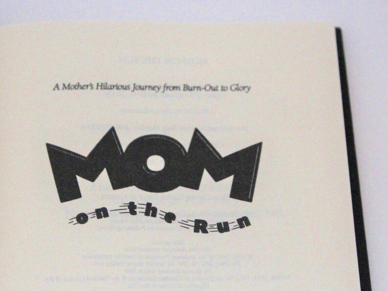 Puede incluir: Portada de libro con el t&iacute;tulo "MOM on the RUN" en blanco y negro. El t&iacute;tulo est&aacute; estilizado con la palabra "MOM" en letras grandes y negritas y las palabras "on the RUN" en letras m&aacute;s peque&ntilde;as debajo. El subt&iacute;tulo es "A Mother's Hilarious Journey from Burn-Out to Glory".