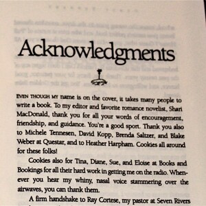 Puede incluir: Una p&aacute;gina de un libro con el encabezado "Agradecimientos". El texto expresa gratitud a varias personas y organizaciones por su apoyo en la escritura del libro.