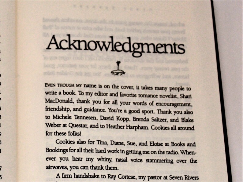 Puede incluir: Una p&aacute;gina de un libro con el encabezado "Agradecimientos". El texto expresa gratitud a varias personas y organizaciones por su apoyo en la escritura del libro.