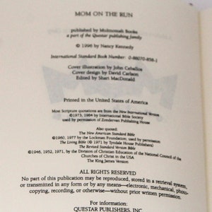 Puede incluir: Un libro titulado "Mom on the Run" publicado por Multnomah Books, que forma parte de la familia editorial Quester. El libro fue publicado en 1996 por Nancy Kennedy. El libro incluye citas b&iacute;blicas de la Nueva Versi&oacute;n Internacional, la Nueva Biblia Est&aacute;ndar Americana, la Biblia Viviente, la Biblia de la Versi&oacute;n Est&aacute;ndar Revisada y la Versi&oacute;n King James.
