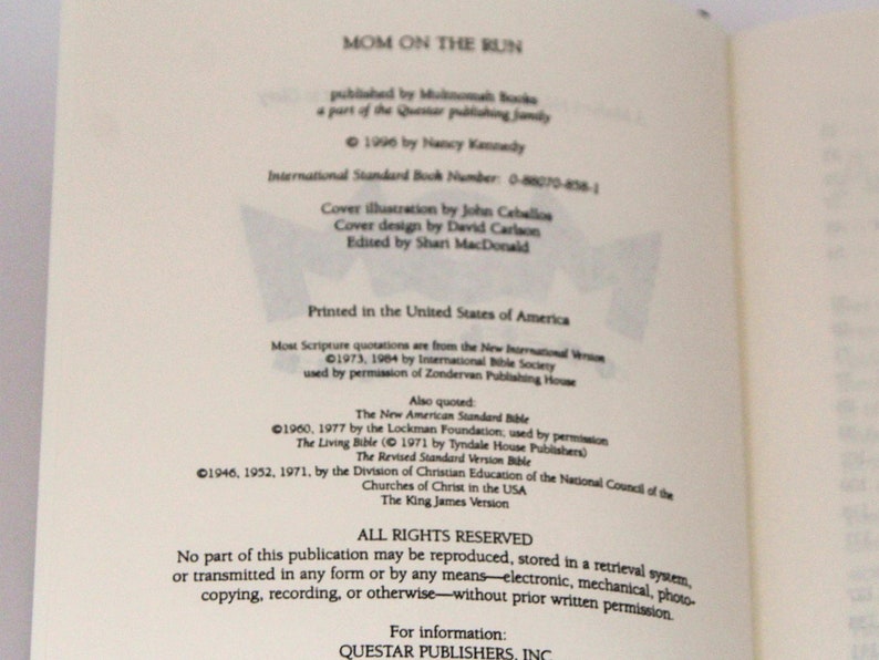 Puede incluir: Un libro titulado "Mom on the Run" publicado por Multnomah Books, que forma parte de la familia editorial Quester. El libro fue publicado en 1996 por Nancy Kennedy. El libro incluye citas b&iacute;blicas de la Nueva Versi&oacute;n Internacional, la Nueva Biblia Est&aacute;ndar Americana, la Biblia Viviente, la Biblia de la Versi&oacute;n Est&aacute;ndar Revisada y la Versi&oacute;n King James.