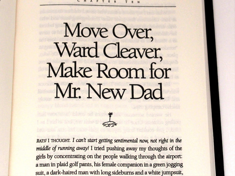 Puede incluir: Una portada de libro con el t&iacute;tulo "Move Over, Ward Cleaver, Make Room for Mr. New Dad". El texto est&aacute; en blanco y negro y est&aacute; centrado en la p&aacute;gina. Hay una peque&ntilde;a ilustraci&oacute;n de una palmera en una isla debajo del t&iacute;tulo.