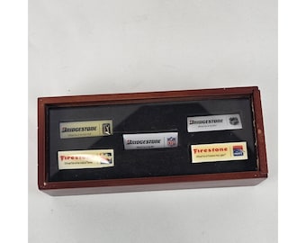 Set promocional enmarcado de Bridgestone Firestone de 1.5 pulgadas para exhibición de pines de la NFL, NHL, PGA e IndyCar.