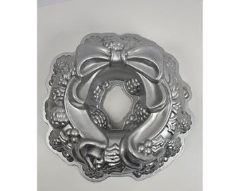 Nordic Ware 3D Holiday Wreath Bundt Cake Baking Pan 9 Cups 2.1 Liters