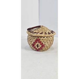 Handgjord korg med lock i rotting/raffia, liten rund förvaring av smycken
