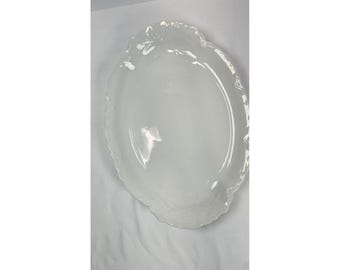 Bandeja ovalada de porcelana blanca de la dinastía Habsburgo de Austria con borde festoneado, 33 cm (13 pulgadas), ligeramente desconchada.