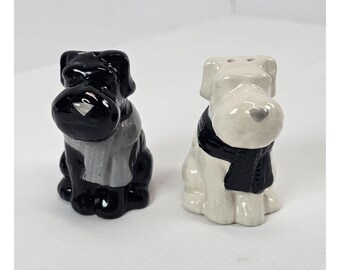 Juego de salero y pimentero de cerámica negra y blanca con diseño de perro vintage