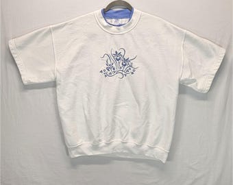 Felpa vintage PFI a maniche corte, taglia L, bianca e blu, con ricami floreali.
