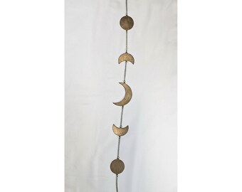 ボヘミアン風の月の満ち欠けをモチーフにしたゴールドトーンの天体装飾ウォールチェーンアート