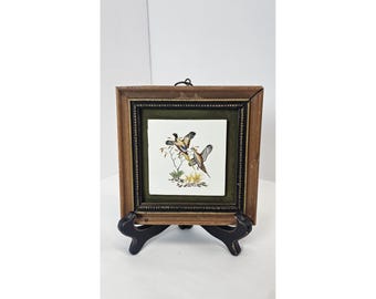 Quadro decorativo rústico vintage com faisões em azulejo cerâmico e moldura de madeira.