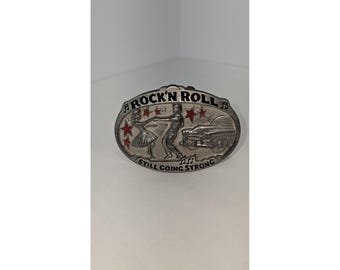 Hebilla de cinturón de rock and roll vintage de los años 50, bailarinas, estrellas de coches clásicos, música retro.