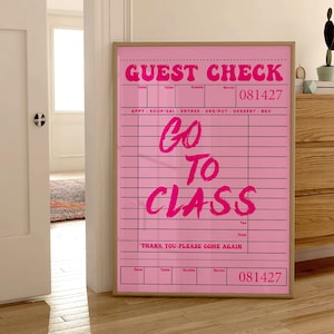 Sprawdź gościa Wystrój college'u Wydruk - Preppy Różowy plakat - Uroczy Go To Class Wall Art - Wystrój nad łóżkiem - Plakat do pokoju w akademiku - Różowy Funky Wall Art - Różowy gość
