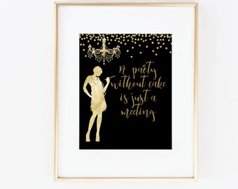Puede incluir: Un cartel imprimible negro y dorado con una silueta dorada de una mujer con un vestido de flapper y una lámpara de araña. El texto dice "Una fiesta sin pastel es solo una reunión."