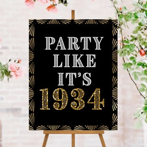 Puede incluir: Un cartel de fiesta negro y dorado con el texto "Party Like It's 1934".