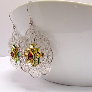 Beau et léger filigrane d’argent boucles d’oreilles avec des embellissements de Kundan