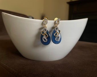 Eleganti orecchini pendenti in vetro blu (pushback post)