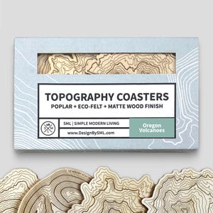 Juego de posavasos de madera con mapa topográfico de Oregón • Monte Hood, Monte Bachelor, Monte Jefferson, Volcán Newberry • Arte del Pacífico Noroeste