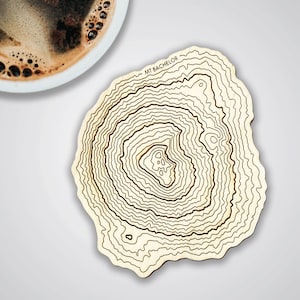 バチェラー山の地形図木製コースター • 太平洋岸北西部の山々 • オレゴン州の山のアート