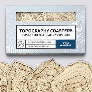Könnte beinhalten: Ein Set aus drei Keramikbechern mit gesprenkelter, matter Oberfläche. Die Becher sind in Creme-, Hellgrau- und Dunkelgrautönen gehalten. Schlichtes, minimalistisches Design für Kaffee oder Tee.