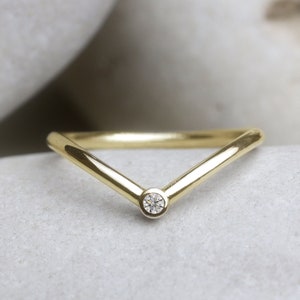 High Polish Diamond V Chevron Band