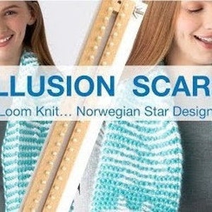 Może przedstawiać: Turkusowo-biały, pasiasty szal z norweskim wzorem gwiazdy, wykonany na krosnach. Szal jest trzymany przez osobę, a nad nim widnieje napis "ILLUSION SCARF". Pod szalem widnieje napis "Loom Knit... Norwegian Star Design".